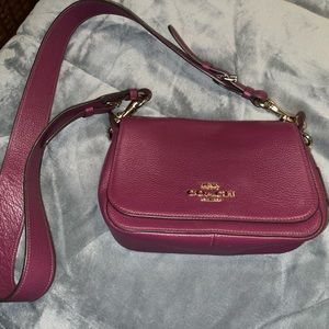 Coach purse, think strap, in very good condition, the color is berry (Authentic)